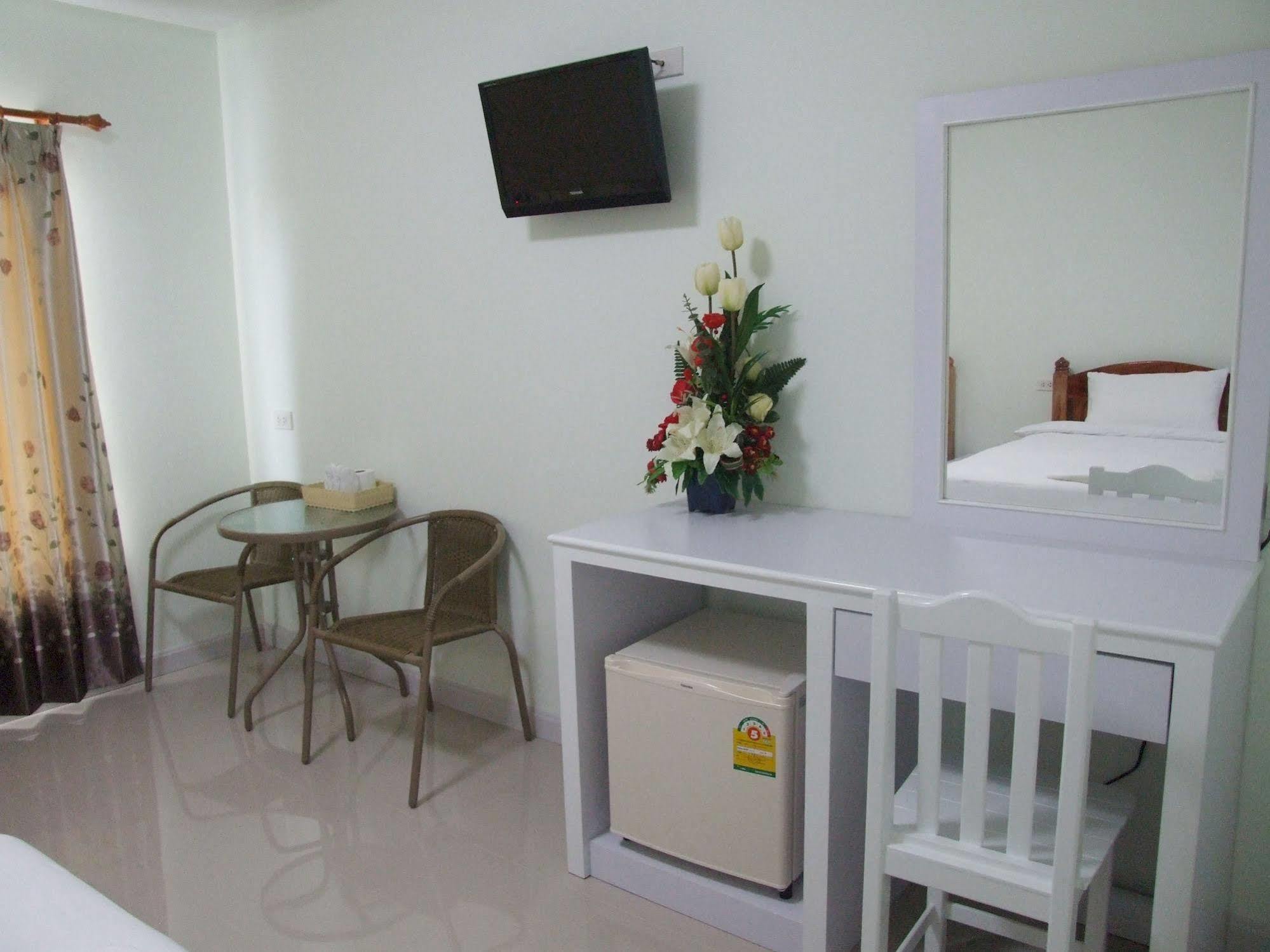 Ruan Rim Nam Hotel Roi Et Bagian luar foto