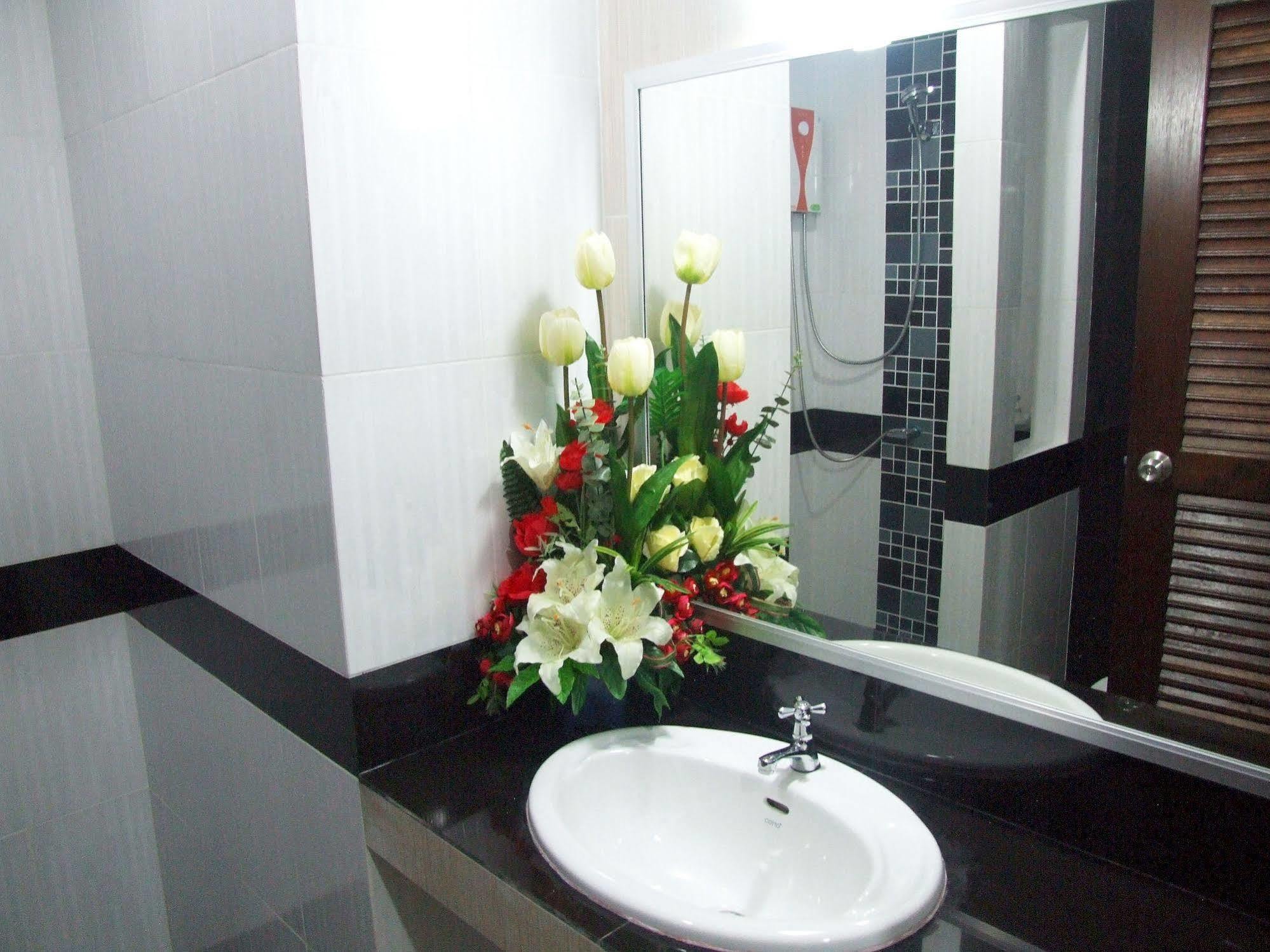 Ruan Rim Nam Hotel Roi Et Bagian luar foto
