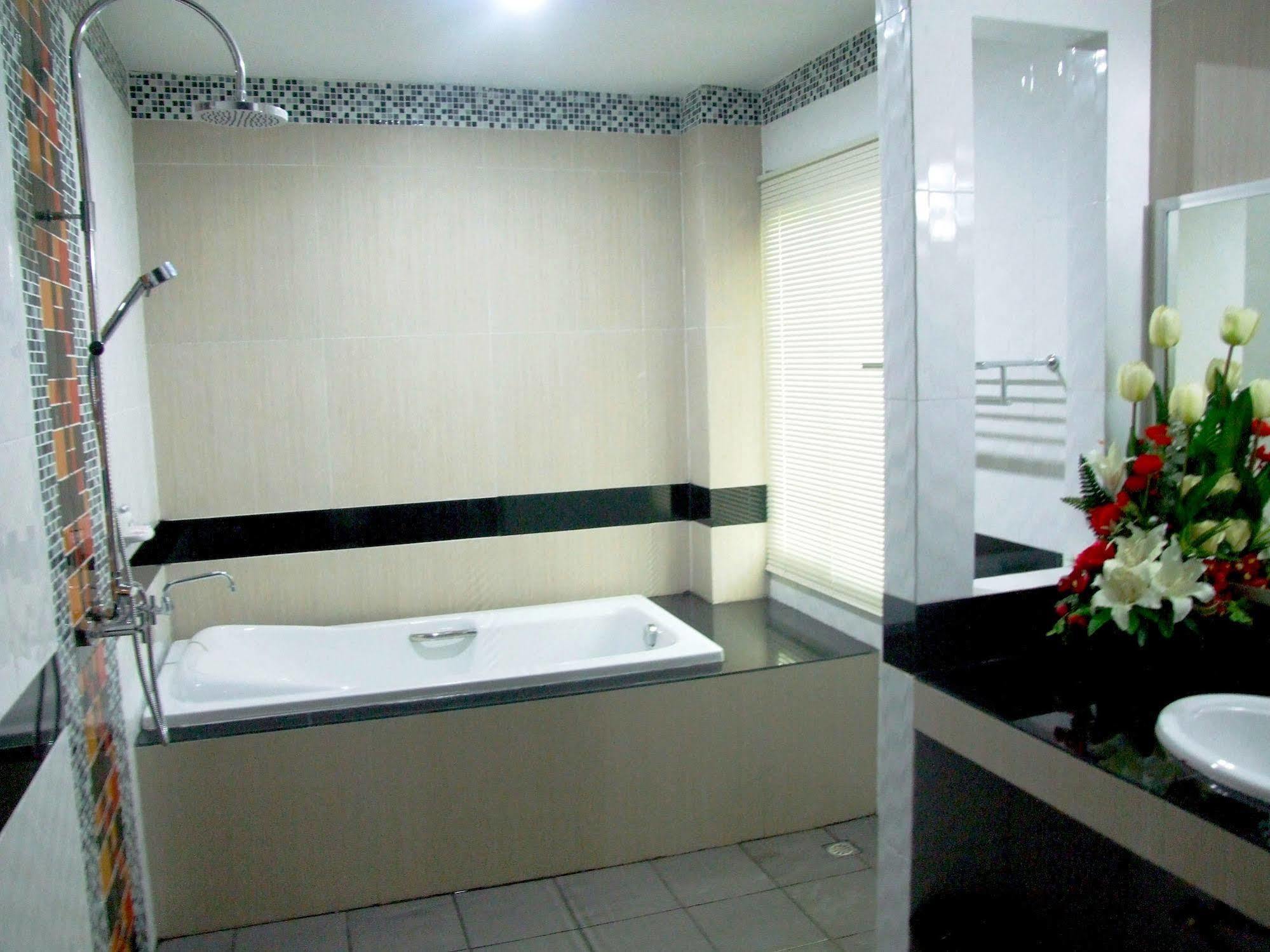 Ruan Rim Nam Hotel Roi Et Bagian luar foto